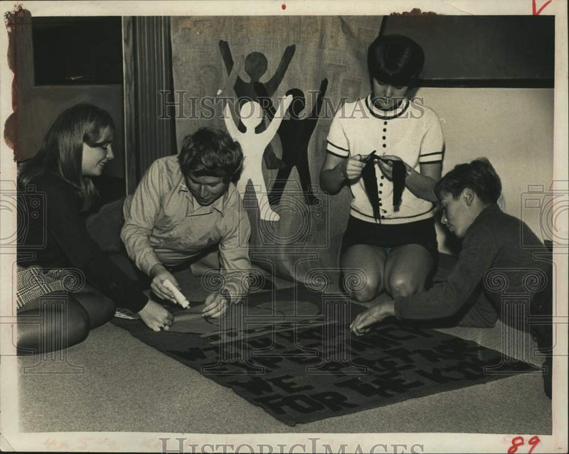 Load image into Gallery viewer, 1969 Press Photo Group creates banner at St. John's Lutheran Church, Albany, NY

