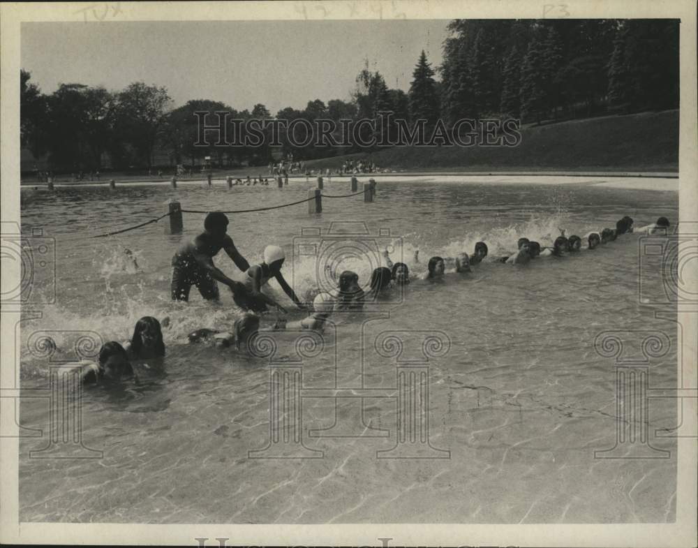 1971 Press Photo Ray Fuller teaches swimming class to kids at Lincoln Park, NY