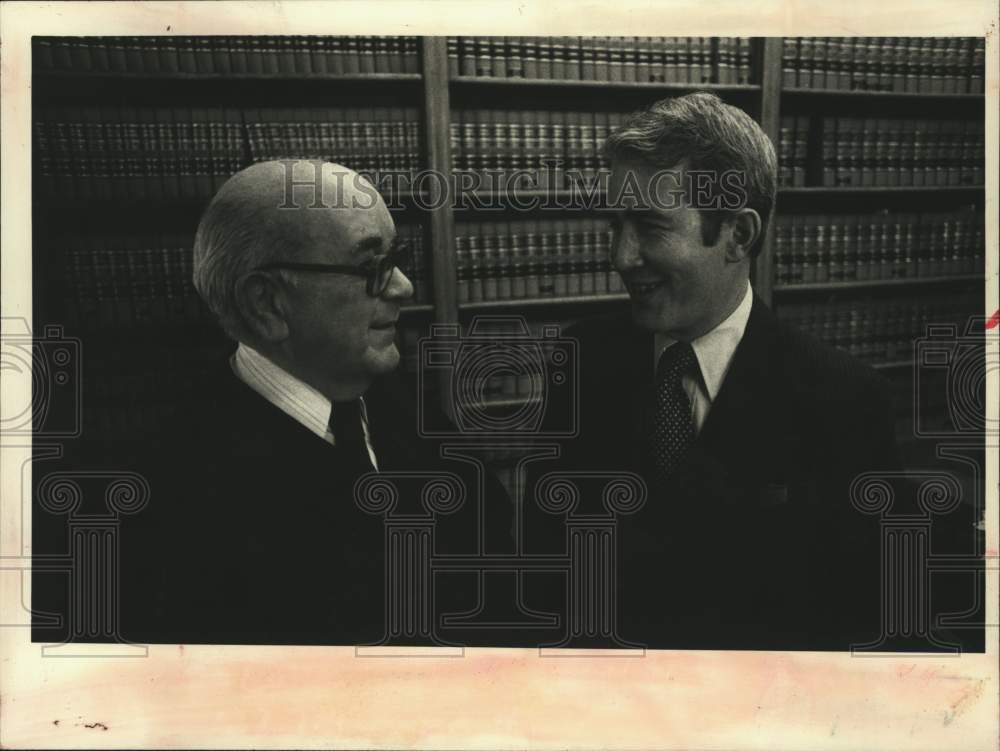 1978 Press Photo George Lowe with Judge Foley in Albany, New York library