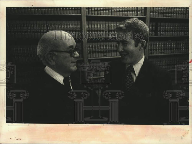 Load image into Gallery viewer, 1978 Press Photo George Lowe with Judge Foley in Albany, New York library
