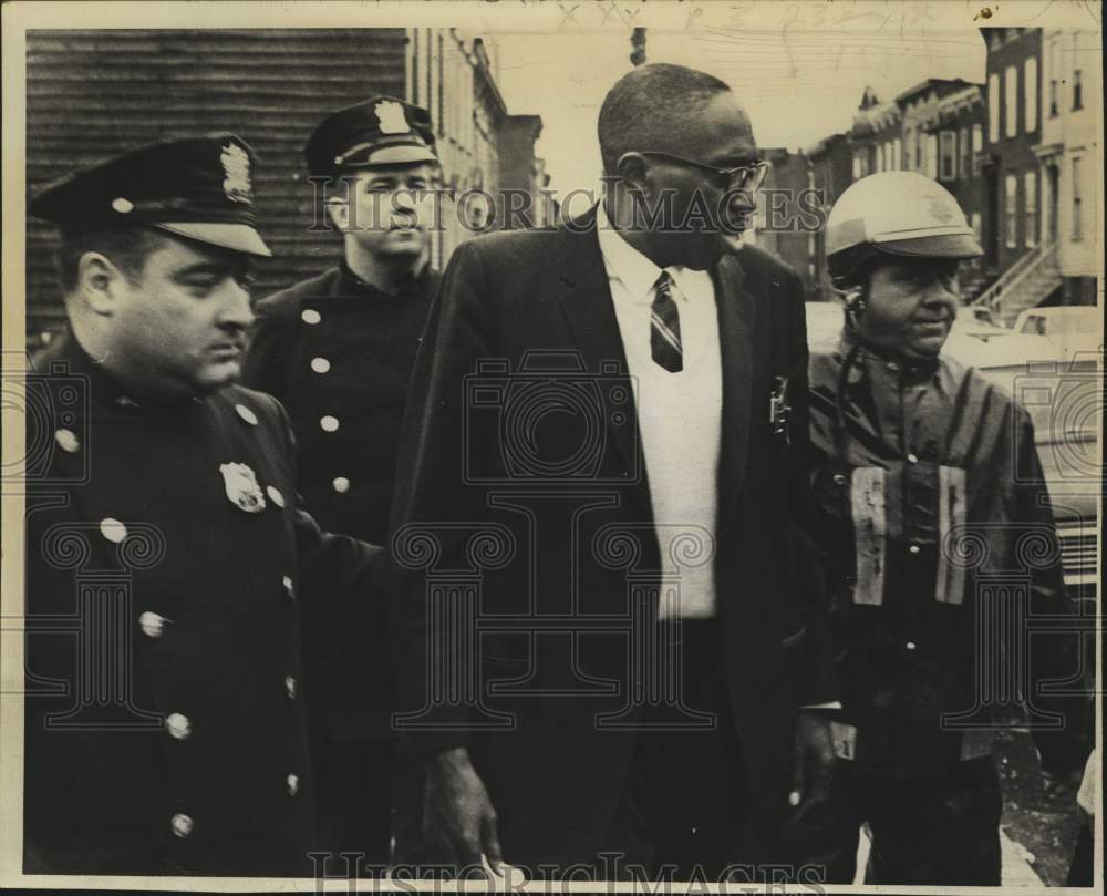 1967 Press Photo Burl Lowe escorted by Albany, New York police officers