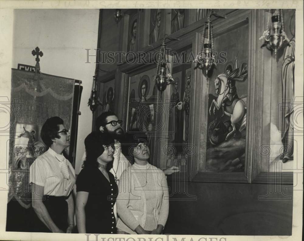 1972 Press Photo Church members admire fresco painting in Albany, New York