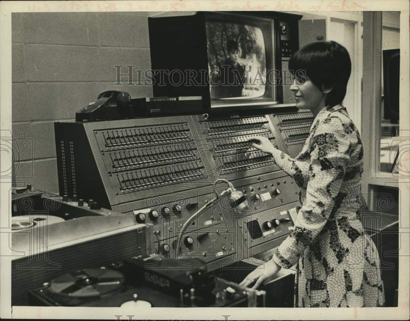 Load image into Gallery viewer, 1971 Press Photo Barbara Wood in Audio/Visual room at New York High School
