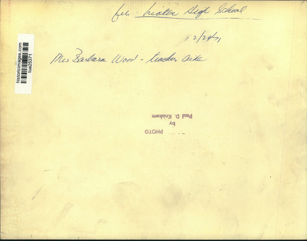 1971 Press Photo Barbara Wood in Audio/Visual room at New York High School