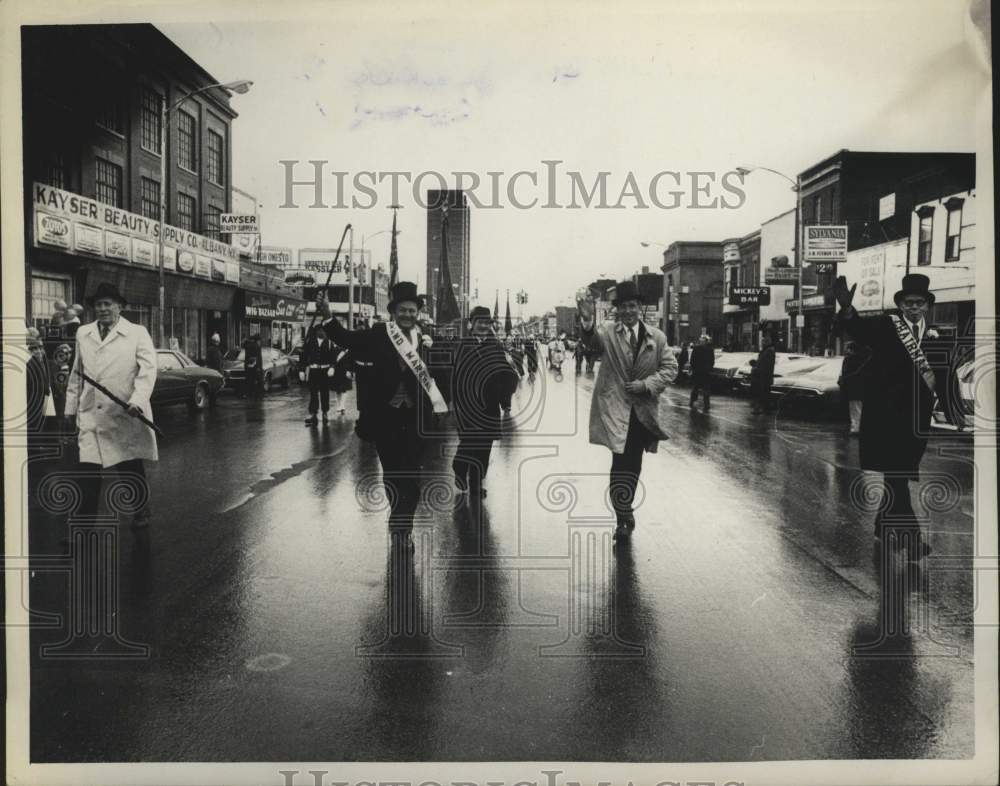 1973 Press Photo Parade officials march in the rainy St Patrick&#39;s Day Parade, NY- Historic Images