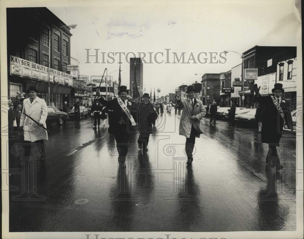 1973 Press Photo Parade officials march in the rainy St Patrick's Day Parade, NY- Historic Images