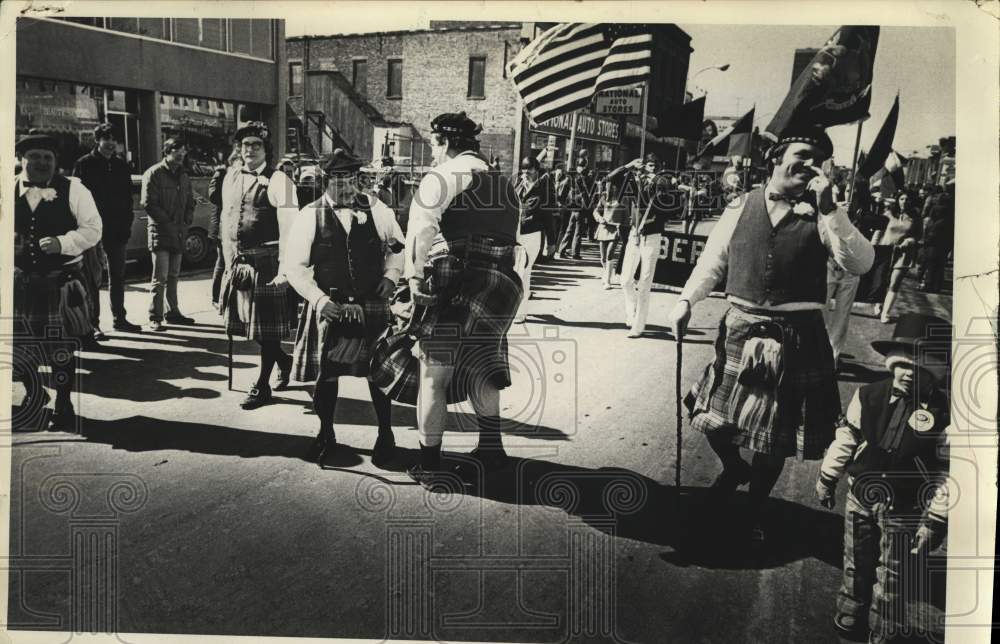 1975 Press Photo Members of Limerick's Irish Group perform in St Patricks Parade