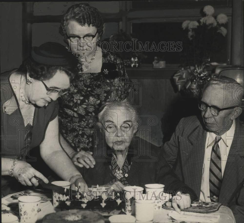 1959 Press Photo Family celebrates centenarian's birthday, East Berne, New York
