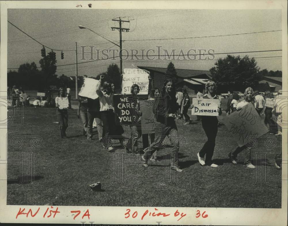 1975 Press Photo Shenendehowa, New York students picket during strike