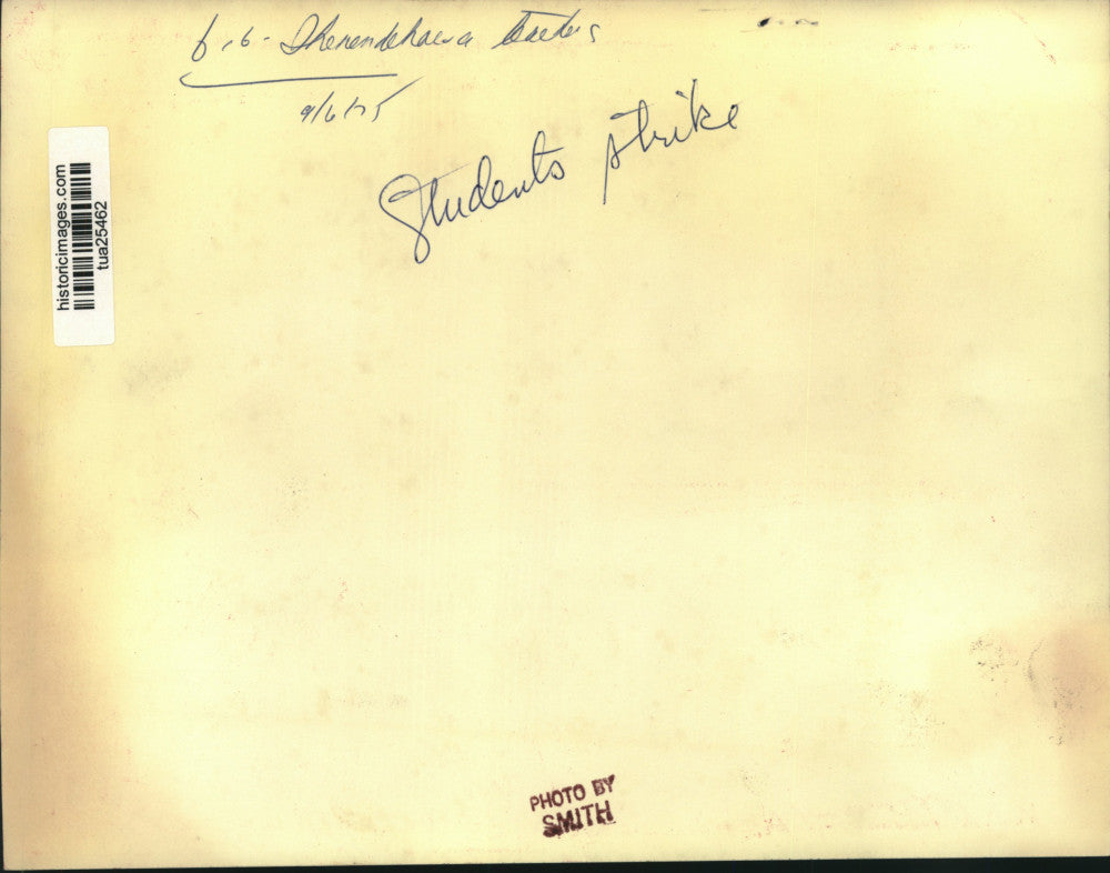 1975 Press Photo Shenendehowa, New York students picket during strike