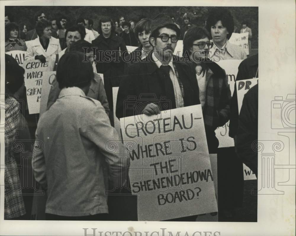 1978 Press Photo Shenendehowa Teachers Association, NY picket outside school