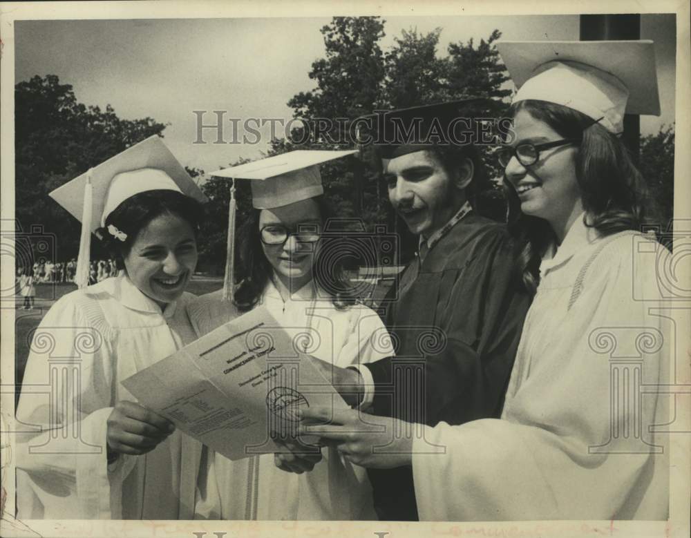 1972 Press Photo Shenendehowa High School, NY graduates look at program outside