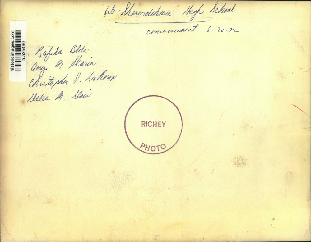 1972 Press Photo Shenendehowa High School, NY graduates look at program outside