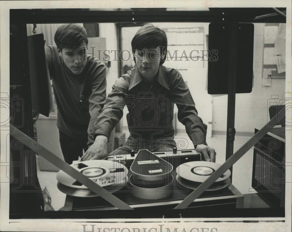 1972 Press Photo Shenendehowa, New York students edit film at television station