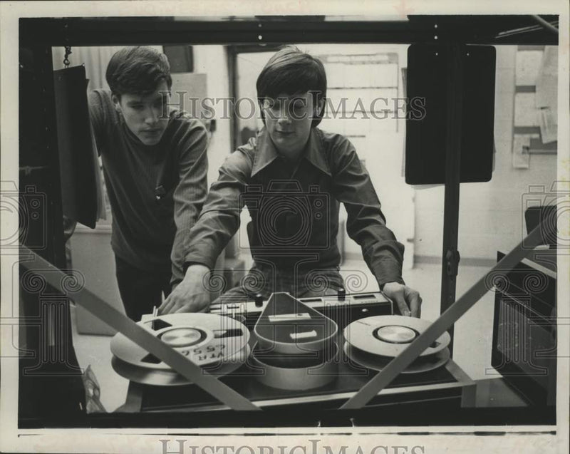 Load image into Gallery viewer, 1972 Press Photo Shenendehowa, New York students edit film at television station

