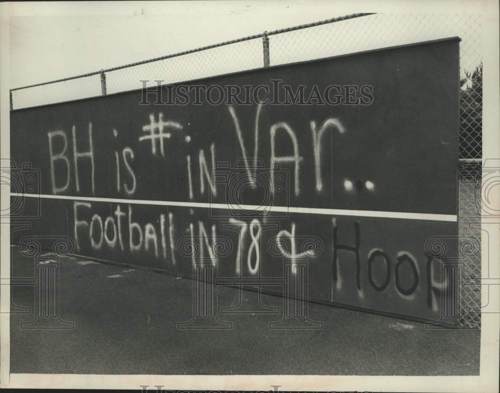1971 Press Photo Vandalized tennis backstop, Shenendehowa Schools, New York
