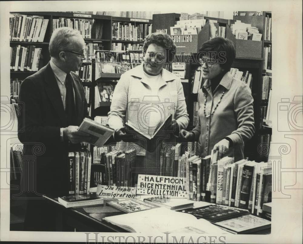1978 Press Photo General and Mrs Verbeck look at books at Shenendehowa Library