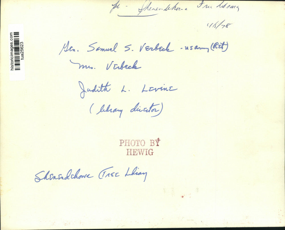 1978 Press Photo General and Mrs Verbeck look at books at Shenendehowa Library