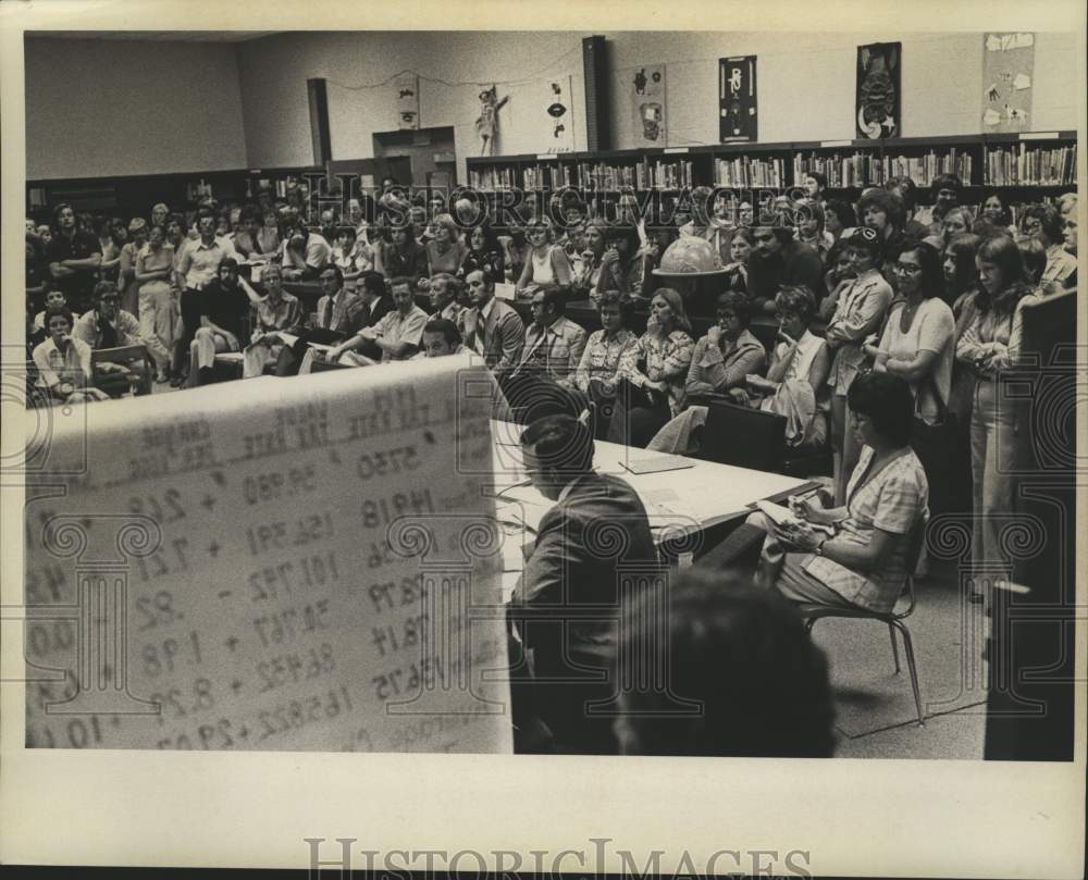 1975 Press Photo Crowd at Shenendehowa Board of Education meeting, New York