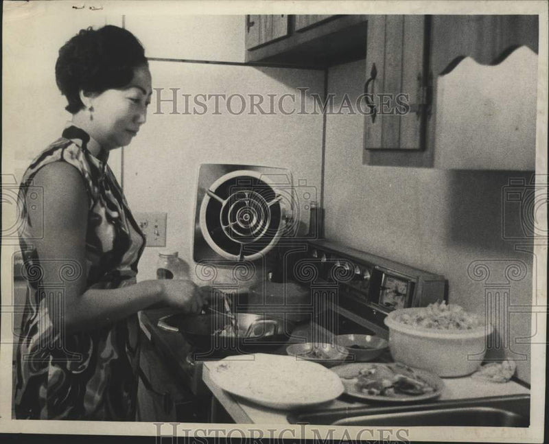 Load image into Gallery viewer, 1973 Press Photo Mrs. Thomas Shen cooking in kitchen of her New York home
