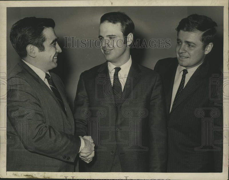 Load image into Gallery viewer, 1969 Press Photo Albany District Attorney Arnold Proskin meets with law students
