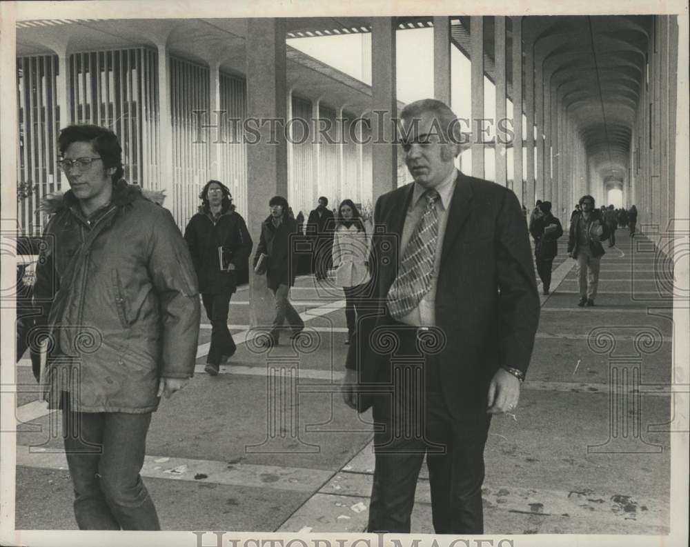 1972 Press Photo Dr Louis Lieberman walks with students at SUNYA campus