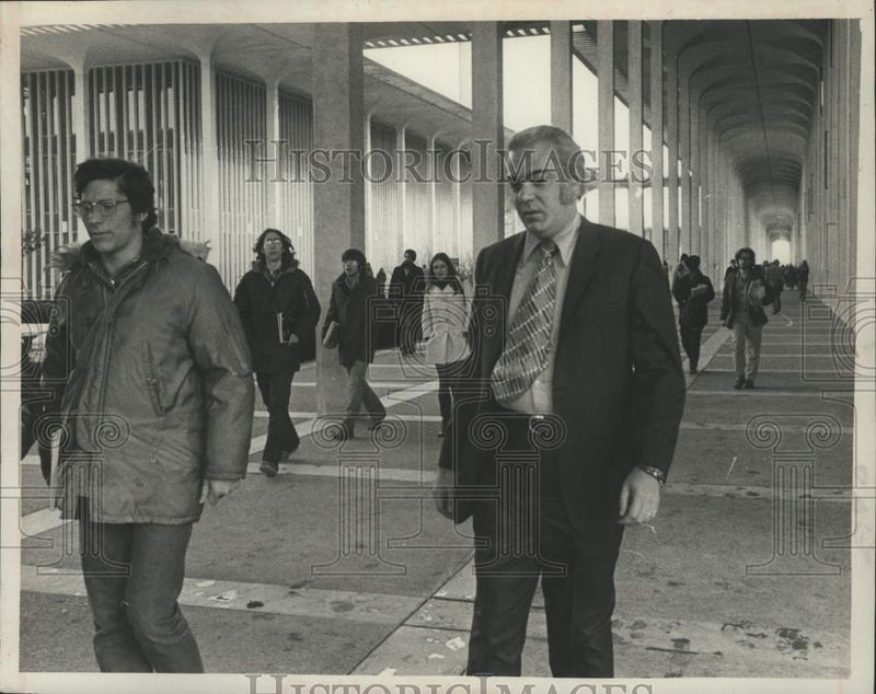 Load image into Gallery viewer, 1972 Press Photo Dr Louis Lieberman walks with students at SUNYA campus
