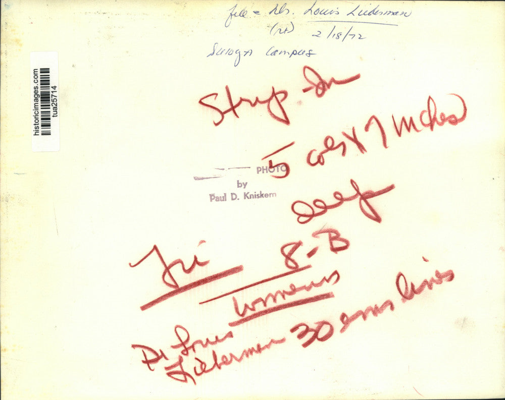 1972 Press Photo Dr Louis Lieberman walks with students at SUNYA campus