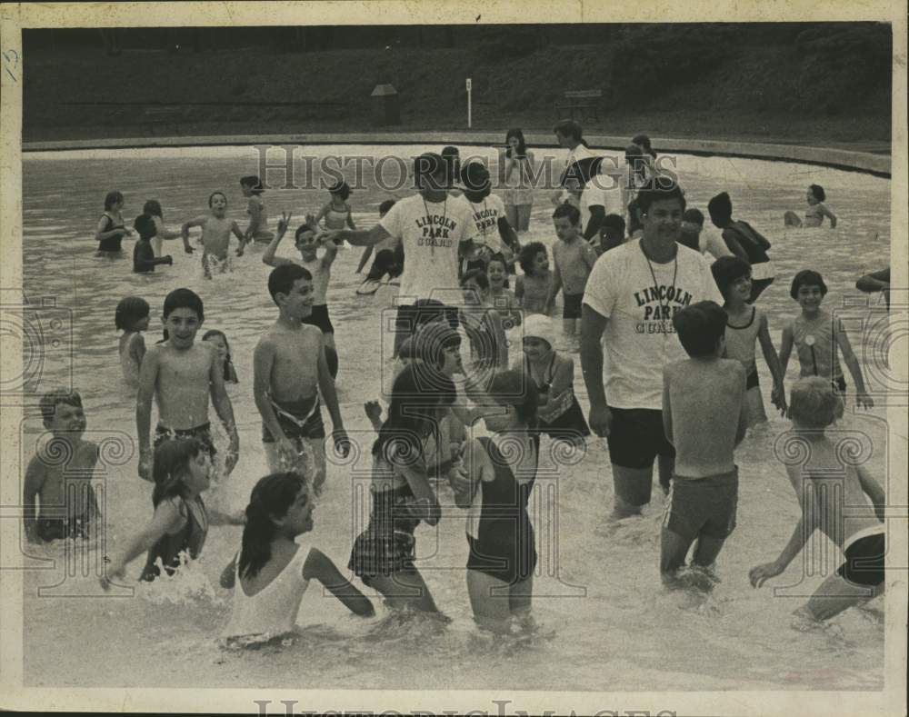 1970 Press Photo Learn to Swim program in Lincoln Park, Albany, New York- Historic Images