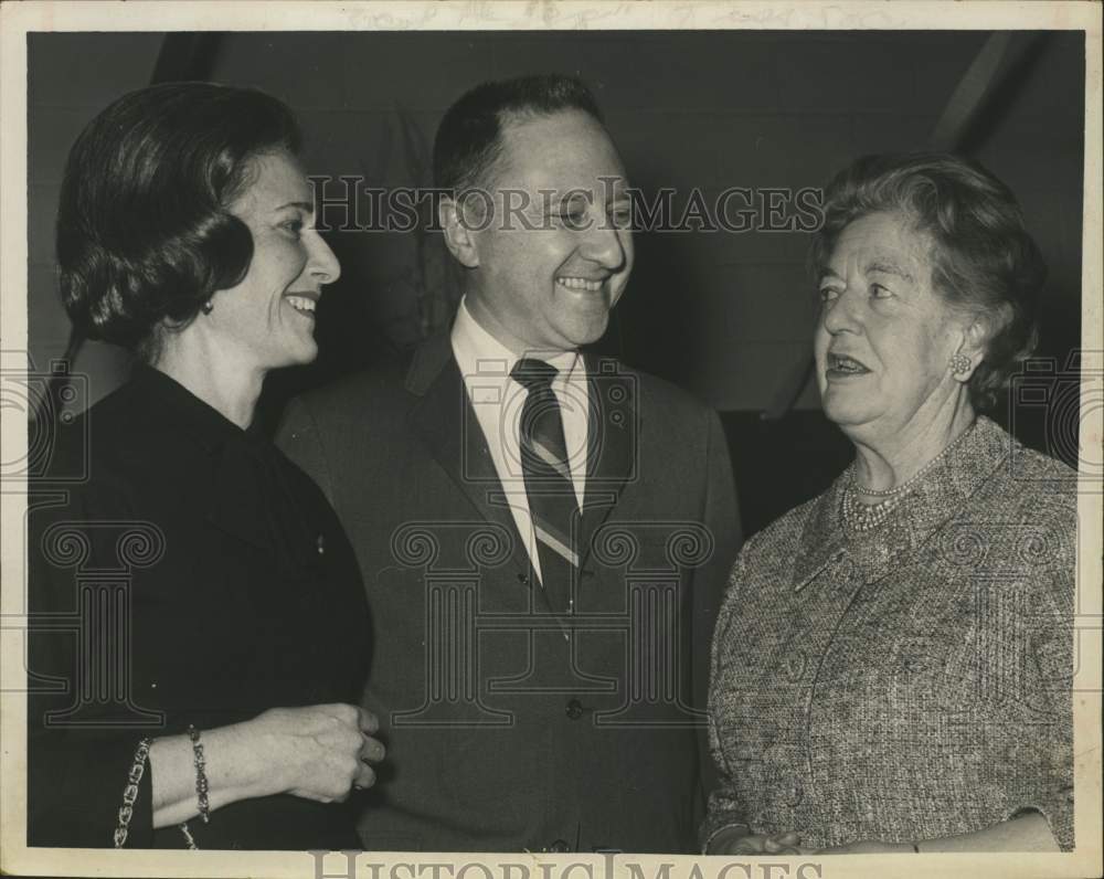 1966 Press Photo Mr and Mrs Harvey M Lifset talks with Mrs Arthur W Brandt