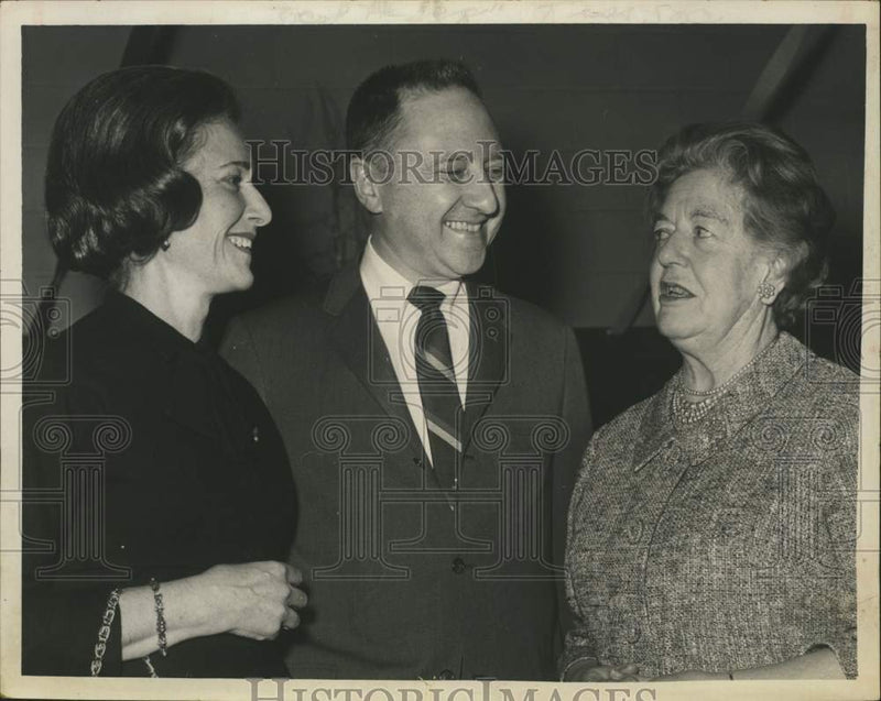 Load image into Gallery viewer, 1966 Press Photo Mr and Mrs Harvey M Lifset talks with Mrs Arthur W Brandt
