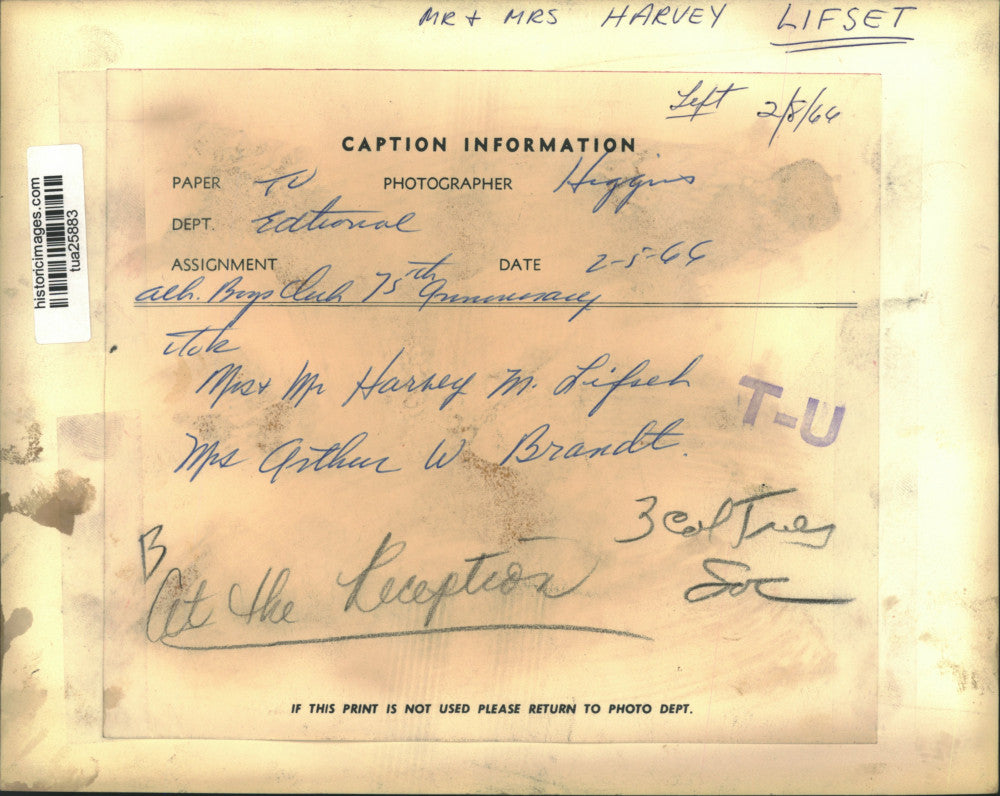 1966 Press Photo Mr and Mrs Harvey M Lifset talks with Mrs Arthur W Brandt