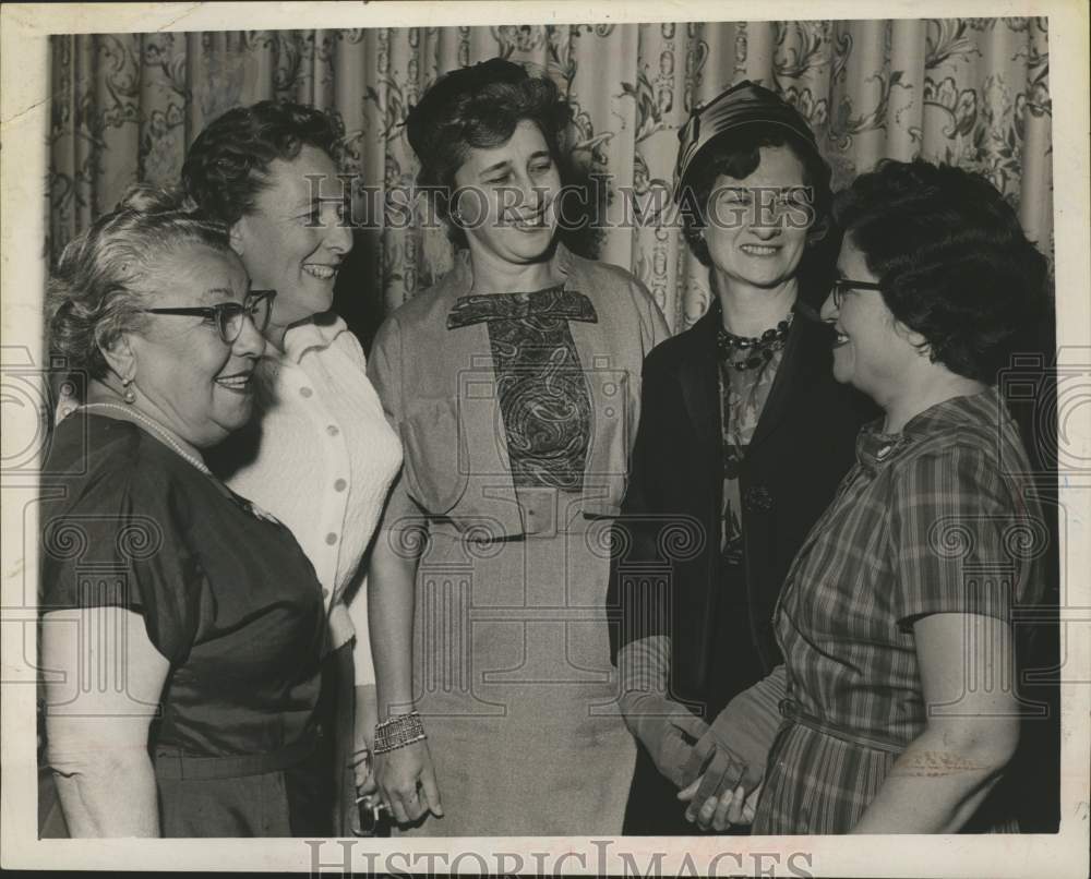 1961 Press Photo Women leaders of Gideon Chapter, B'nai B'rith greet new members