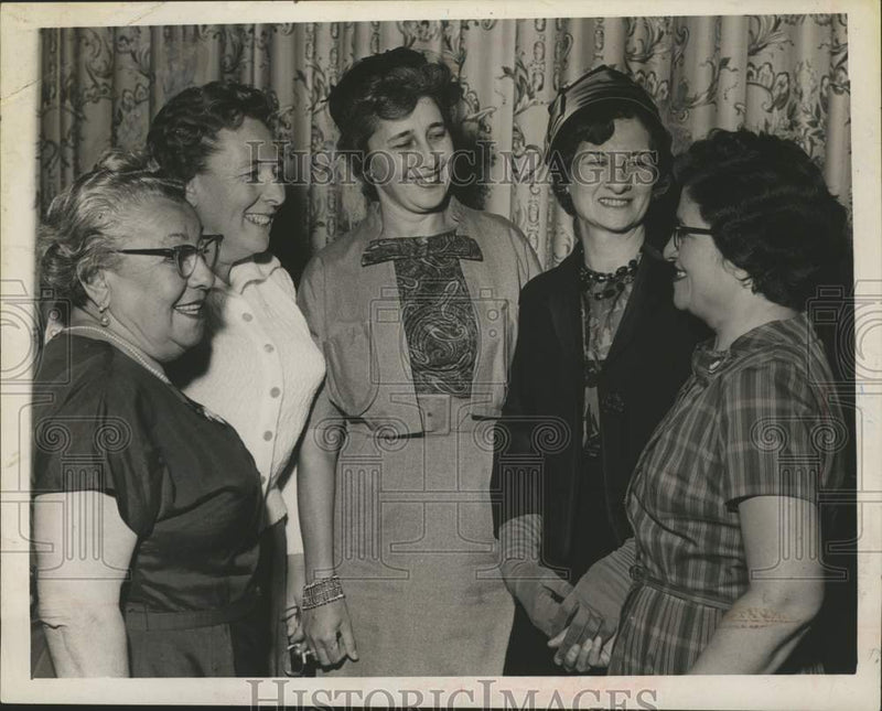 Load image into Gallery viewer, 1961 Press Photo Women leaders of Gideon Chapter, B'nai B'rith greet new members
