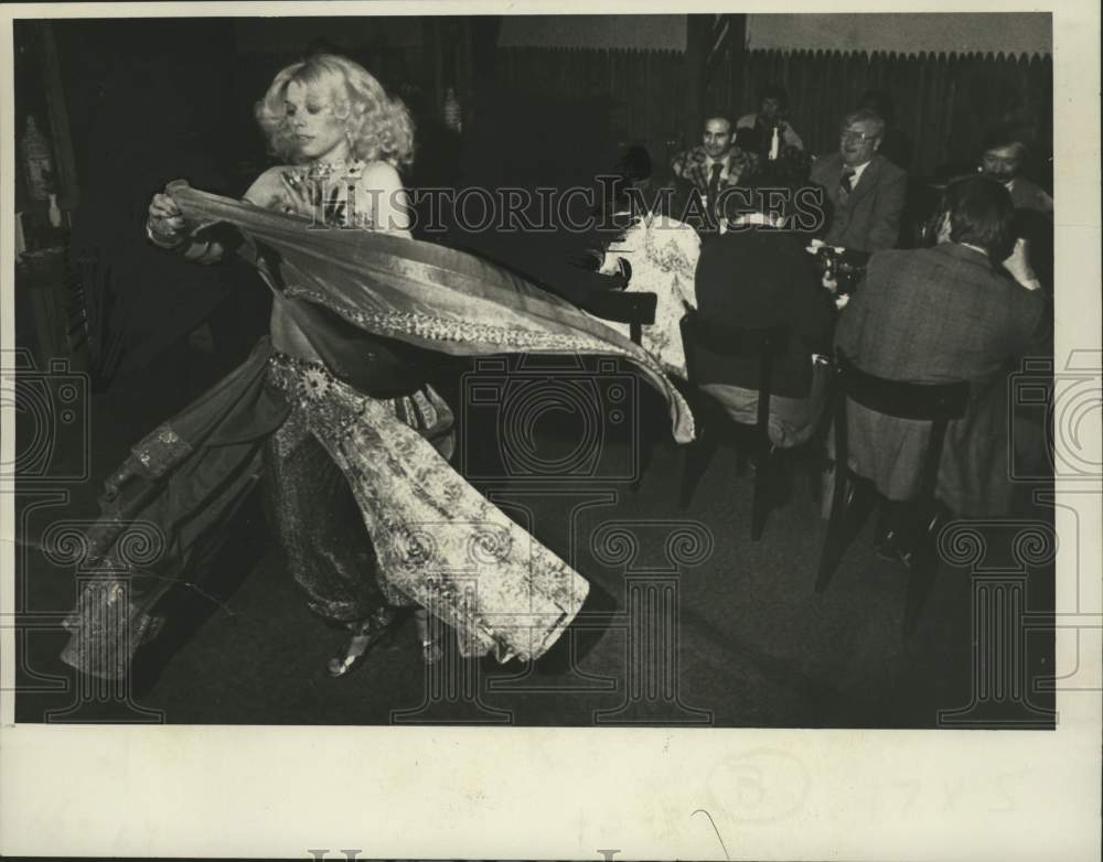 1979 Press Photo Men watch Sheri Sheda belly dance at Club Opa in New York- Historic Images