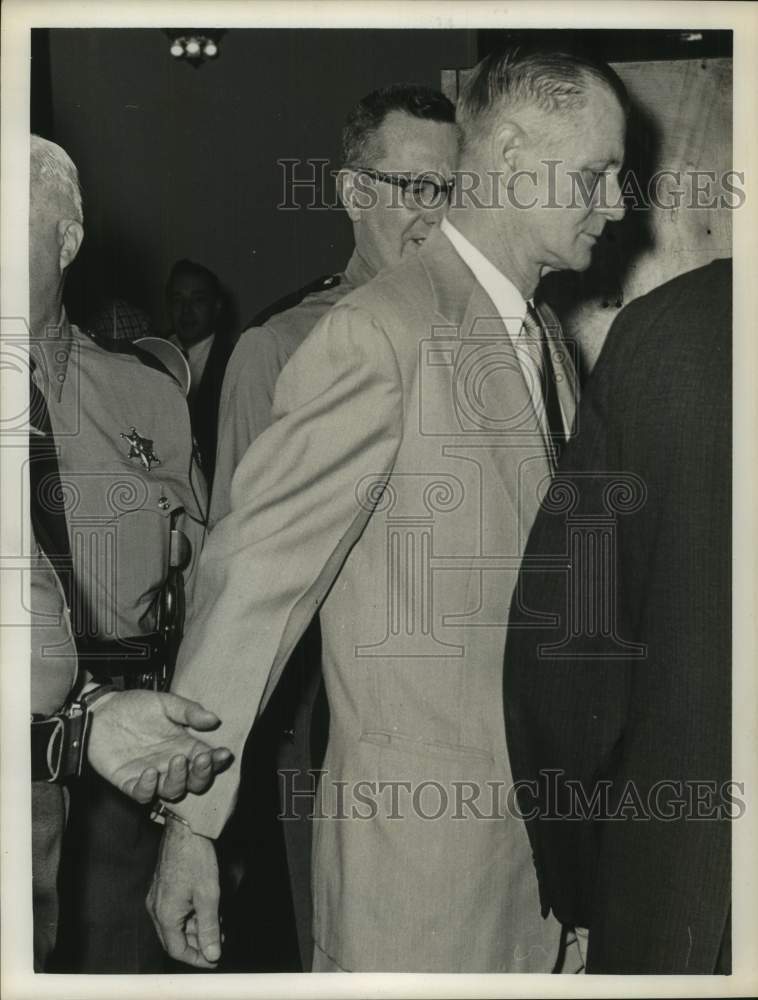 Load image into Gallery viewer, 1964 Press Photo Harold P. Lin escorted by police outside Albany, NY courthouse

