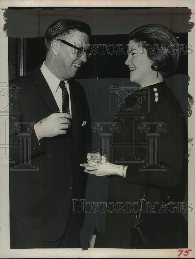Load image into Gallery viewer, 1969 Press Photo Mr. &amp; Mrs. Richard F. Lindstrom, New York - tua25946
