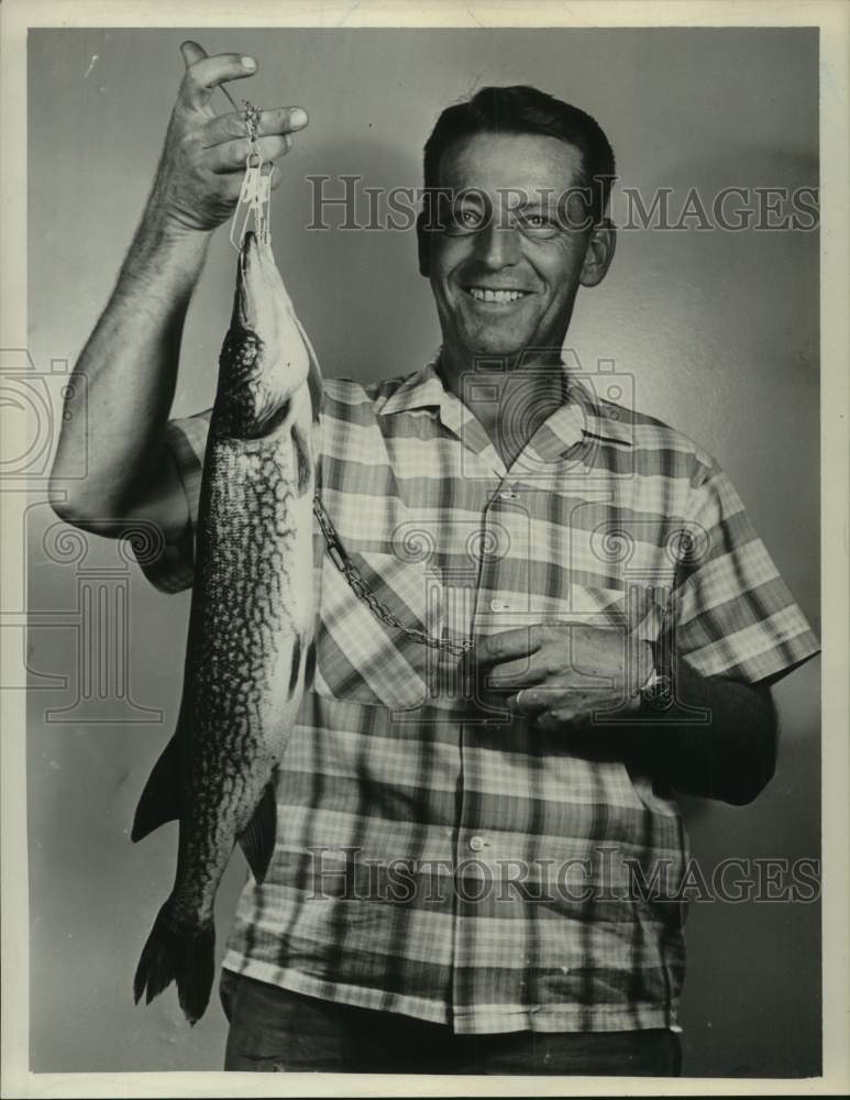 Load image into Gallery viewer, 1964 Press Photo Harry Lindemann displays fish he caught in New York - tua25972
