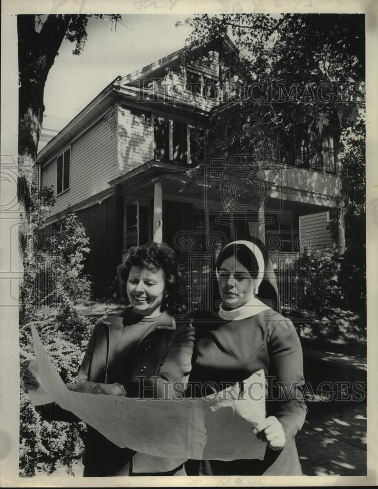 Load image into Gallery viewer, 1971 Press Photo Mrs Currie &amp; Sister Joyce look at blueprints for St Catherine's
