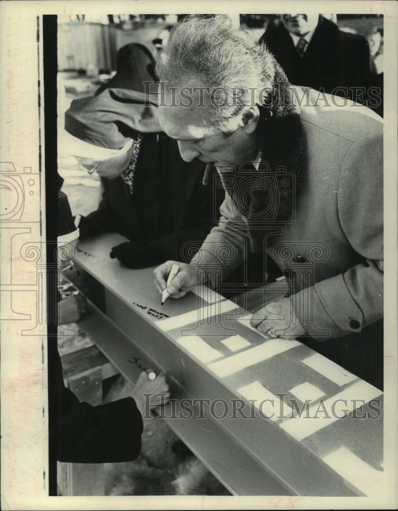 1972 Press Photo Schenectady Mayor Frank Duci signs steel beam at St Clare's