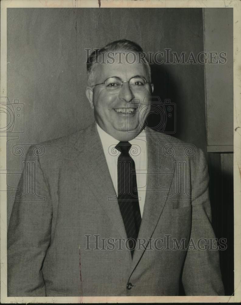 1956 Press Photo Paul Sahagian of Albany works at Groner Medical Center Pharmacy