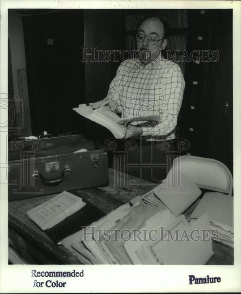 1992 Press Photo Allen Lindsay sorts music in his Albany, New York basement- Historic Images