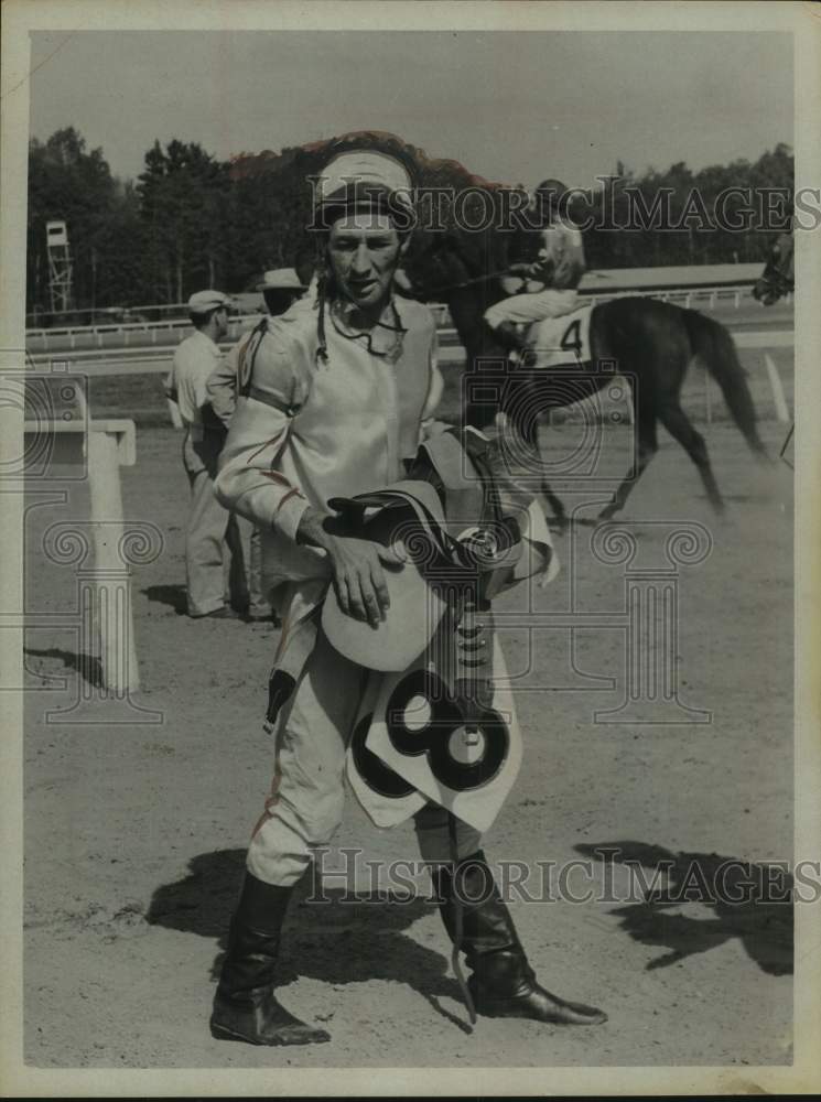 1961 Press Photo Dale Sheppard rode Conquer #8 to 3rd place finish in New York- Historic Images