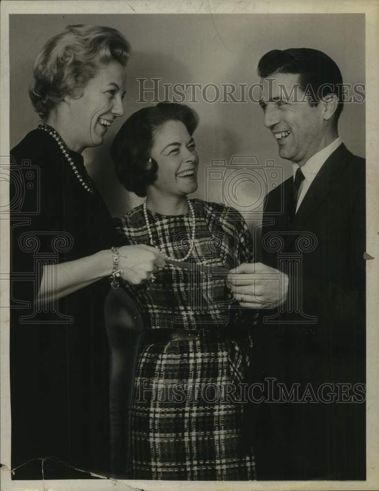 1966 Press Photo Albany, New York hairdressers donate to children's organization