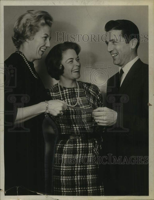 1966 Press Photo Albany, New York hairdressers donate to children's organization