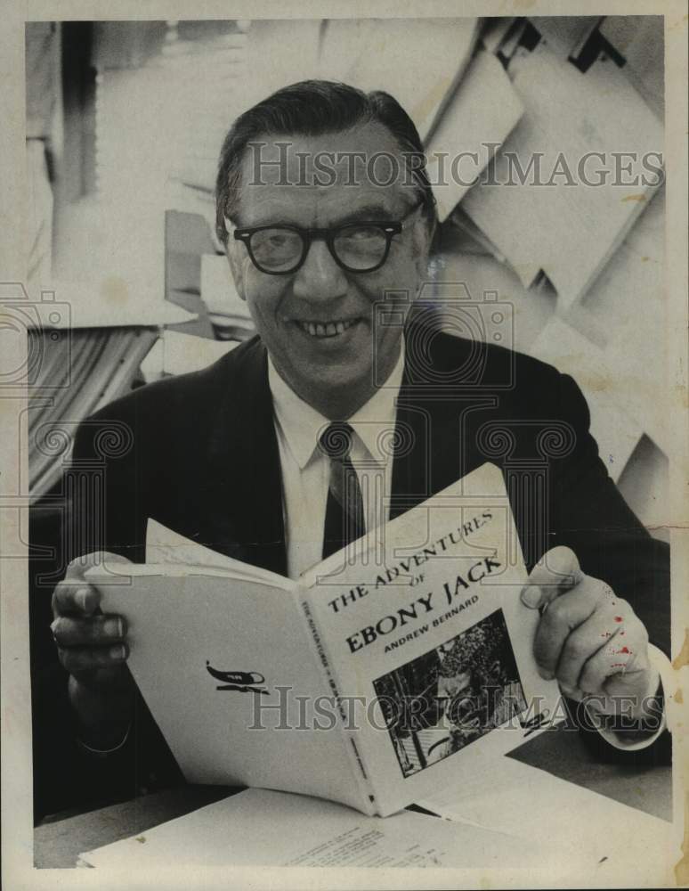 1971 Press Photo Bernard Shaw holds book "The Adventures of Ebony Jack"