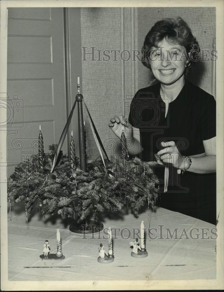 1961 Press Photo Mrs. James K Olsen displays her Advent Wreath , Albany, NY