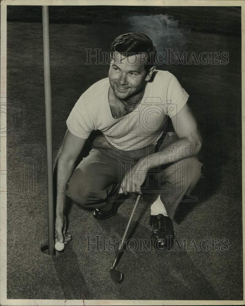 1950 Press Photo Ralph Semerad retrieves golf ball from cup in New York