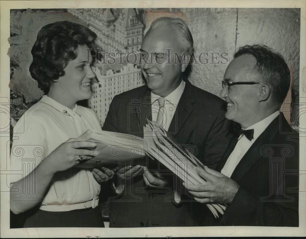 1963 Press Photo Community Chest-Red Cross officials confer in Albany, New York