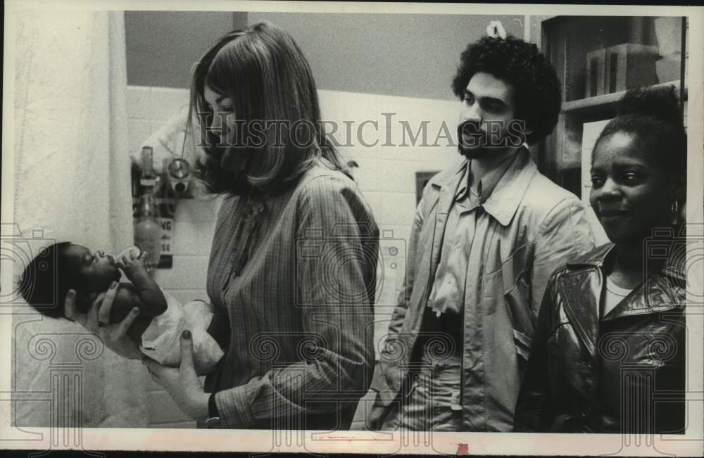 1980 Press Photo Mr & Mrs Steven King watch RN check on their baby at St Mary's